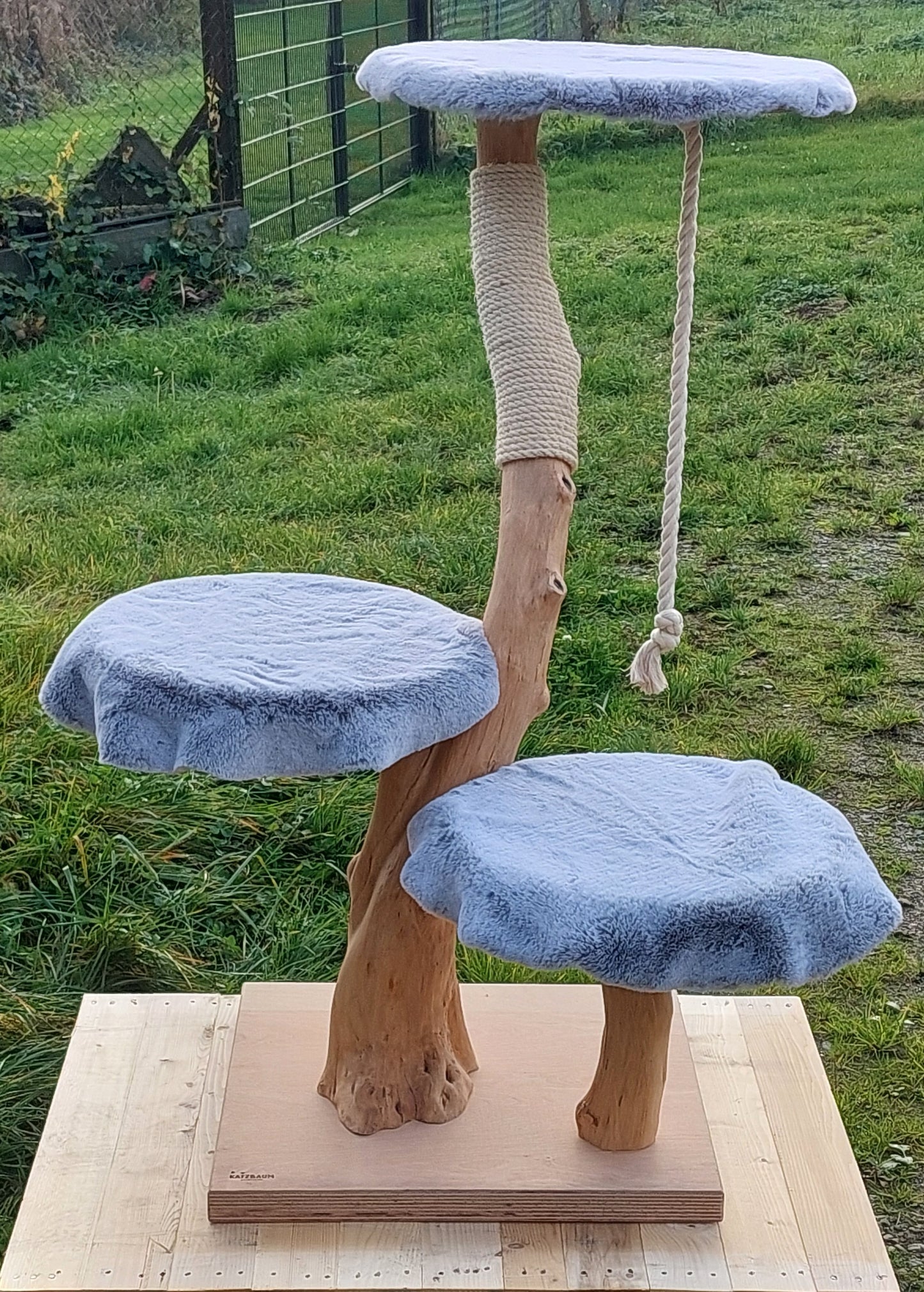 Katzbaum Manufaktur Baden-Baden. www.katzbaum-manufaktur.de, Naturkratzbaum, massiv, handarbeit, Unikat, Kratzbaum Naturholz