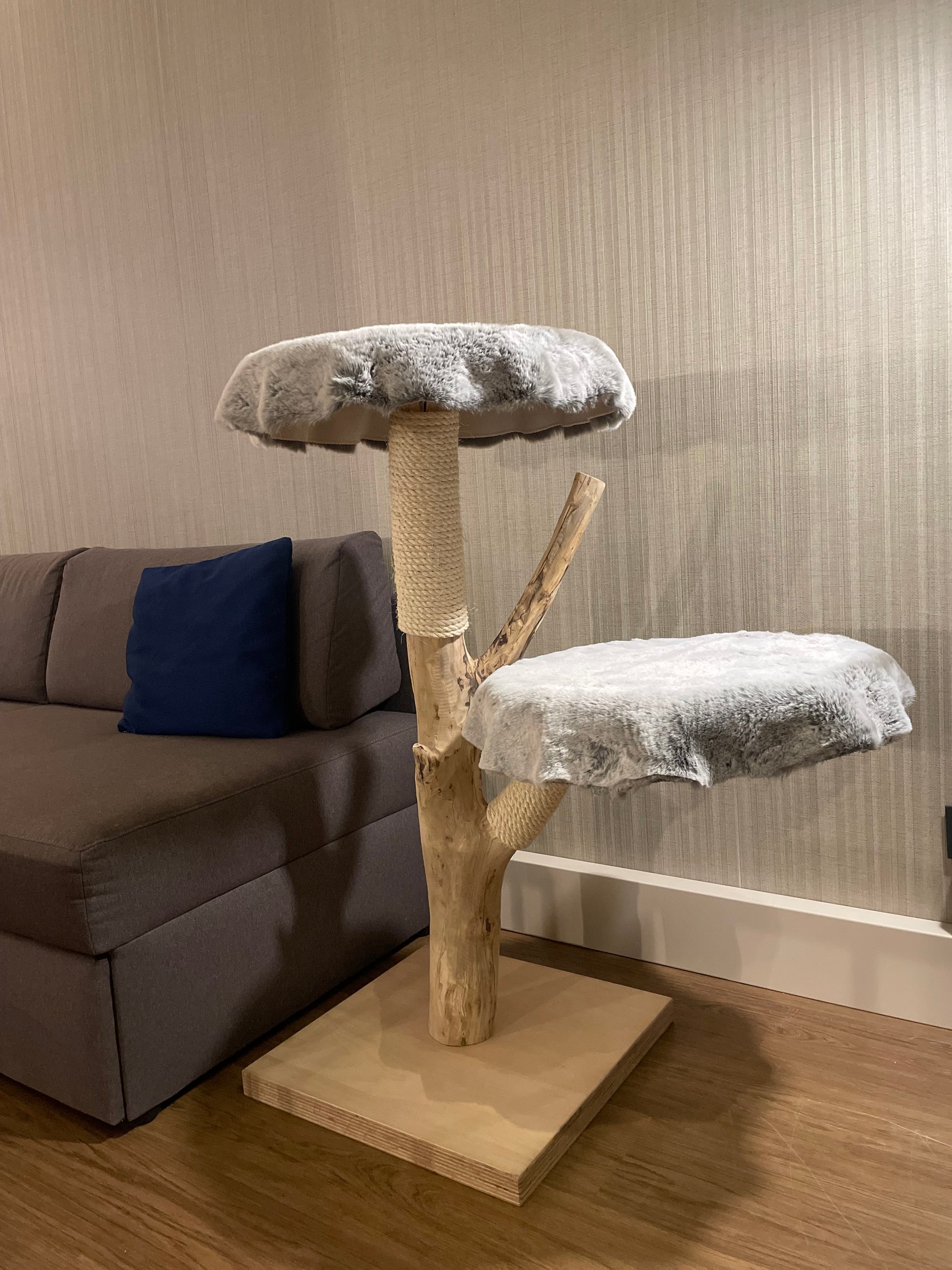 katzbaum manufaktur baden-baden, www.katzbaum-manufaktur.de, Handgefertigter Kratzstamm aus Naturholz – ein einzigartiges Unikat für Ihre Katze, perfekt zum Kratzen und Klettern. Katzbaum Manufaktur Baden-Baden. www.katzbaum-manufaktur.de, Naturkratzbaum, massiv, handarbeit, Unikat, Kratzstamm, Kratzbaum, Naturholz, Katzenhängematte, Katzenhöhle, Liegemulde, Katze, katzbaum manufaktur, www.katzbaum-manufaktur.de