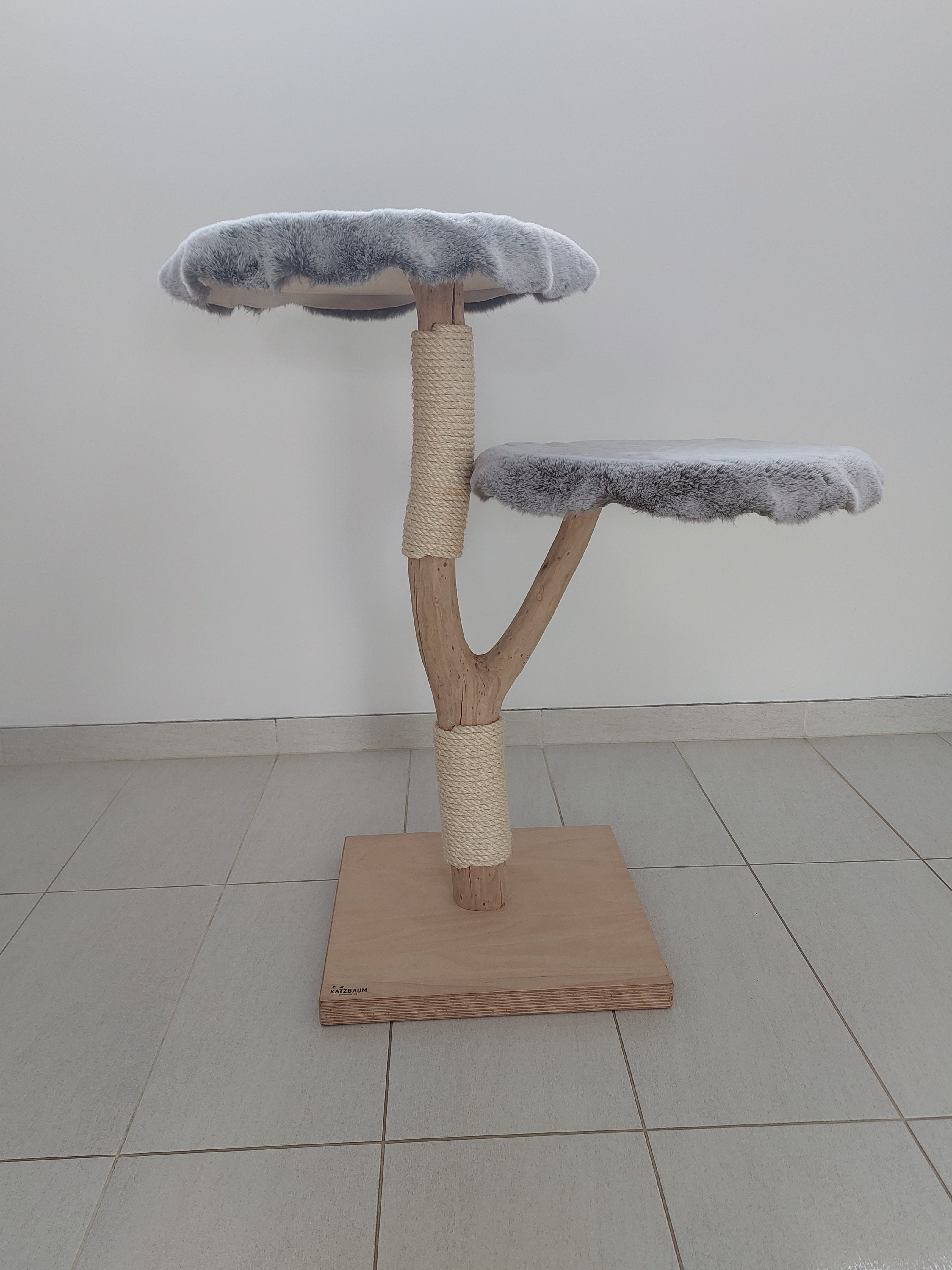 Kratzbaum Unikat mit mehreren Ebenen aus massivem Naturholz