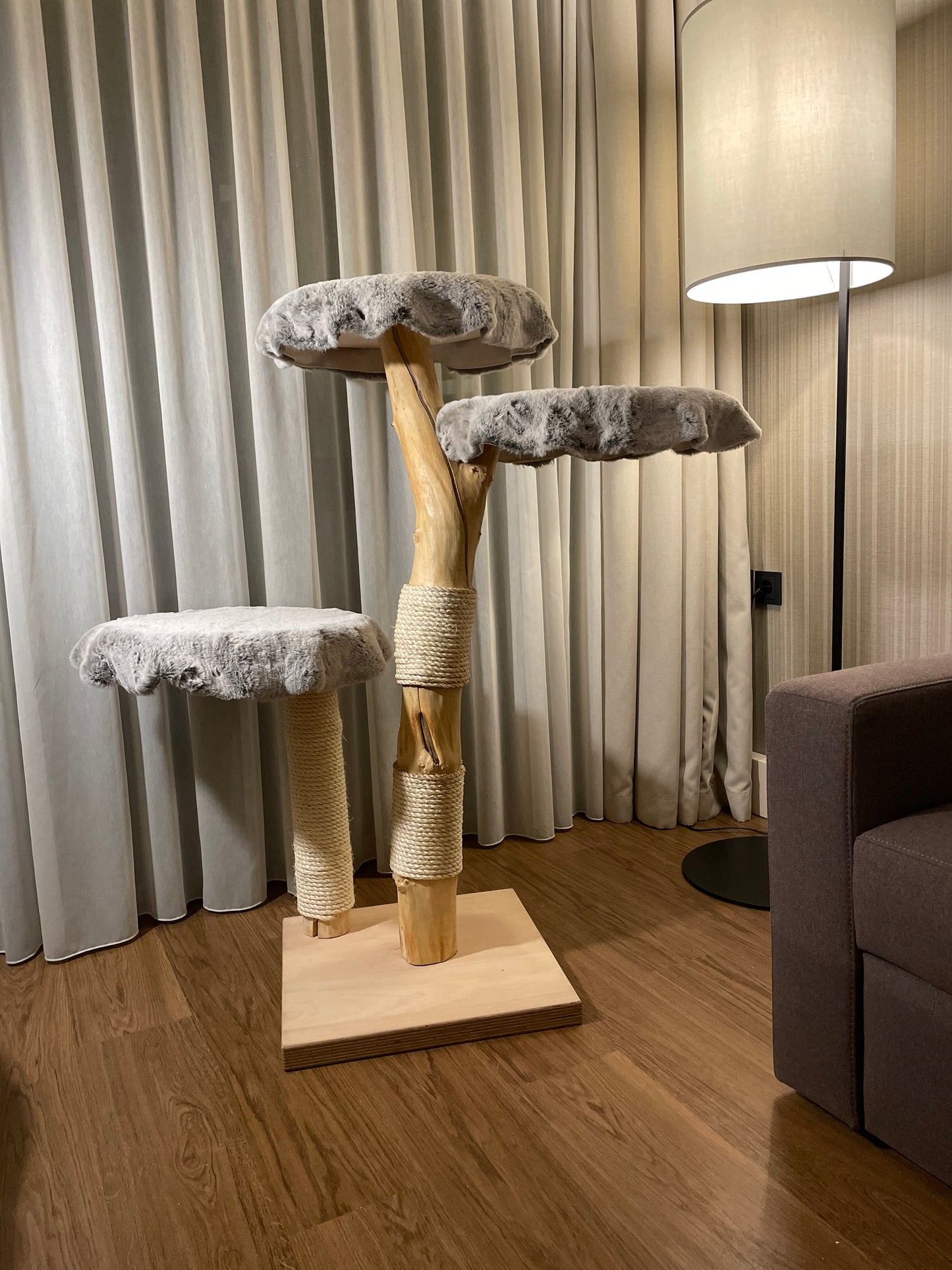 katzbaum manufaktur baden-baden, www.katzbaum-manufaktur.de, Handgefertigter Kratzstamm aus Naturholz – ein einzigartiges Unikat für Ihre Katze, perfekt zum Kratzen und Klettern. Katzbaum Manufaktur Baden-Baden. www.katzbaum-manufaktur.de, Naturkratzbaum, massiv, handarbeit, Unikat, Kratzstamm, Kratzbaum, Naturholz, Katzenhängematte, Katzenhöhle, Liegemulde, Katze, katzbaum manufaktur, www.katzbaum-manufaktur.de