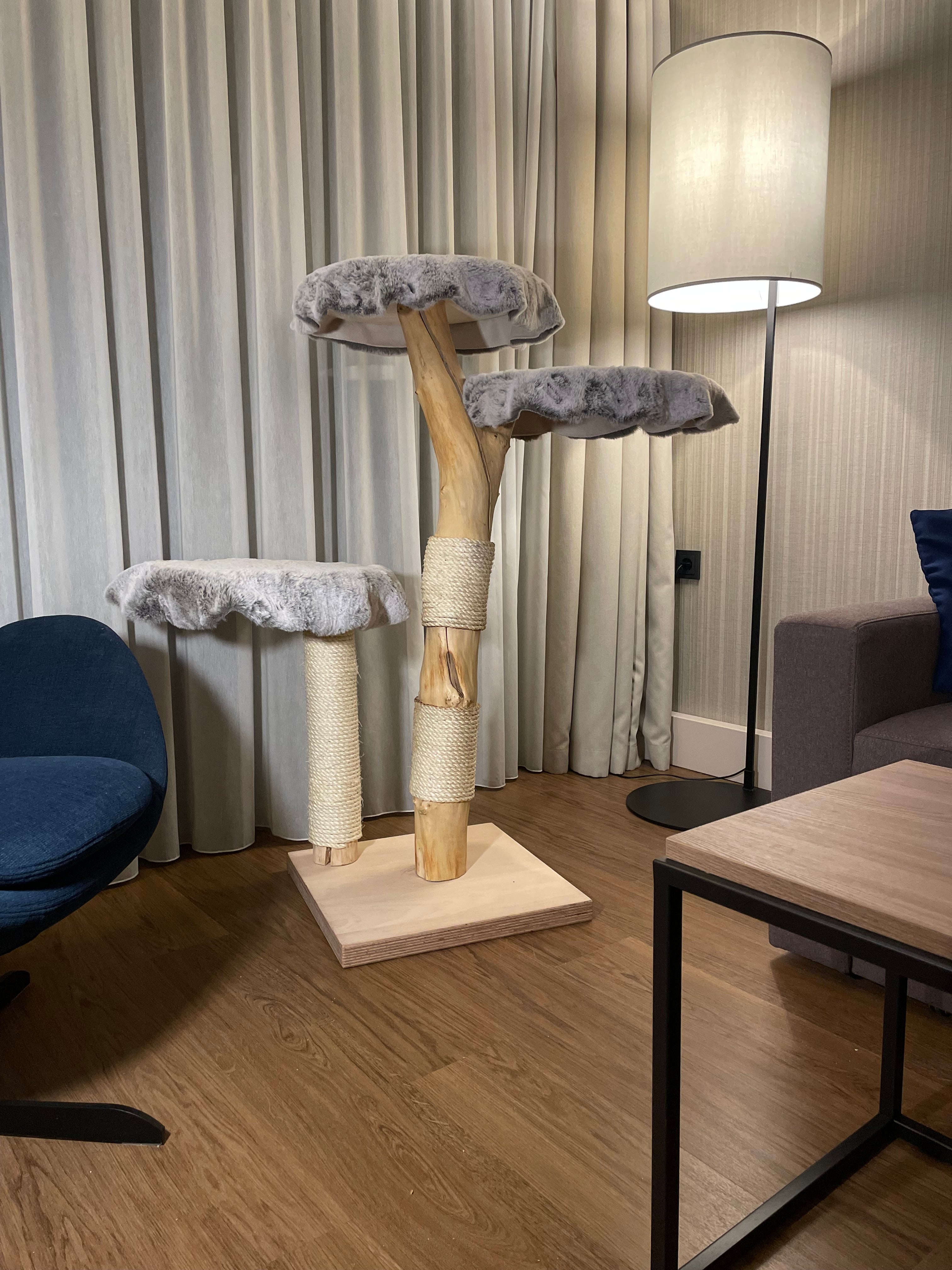 Kratzbaum Unikat mit mehreren Ebenen aus massivem Naturholz