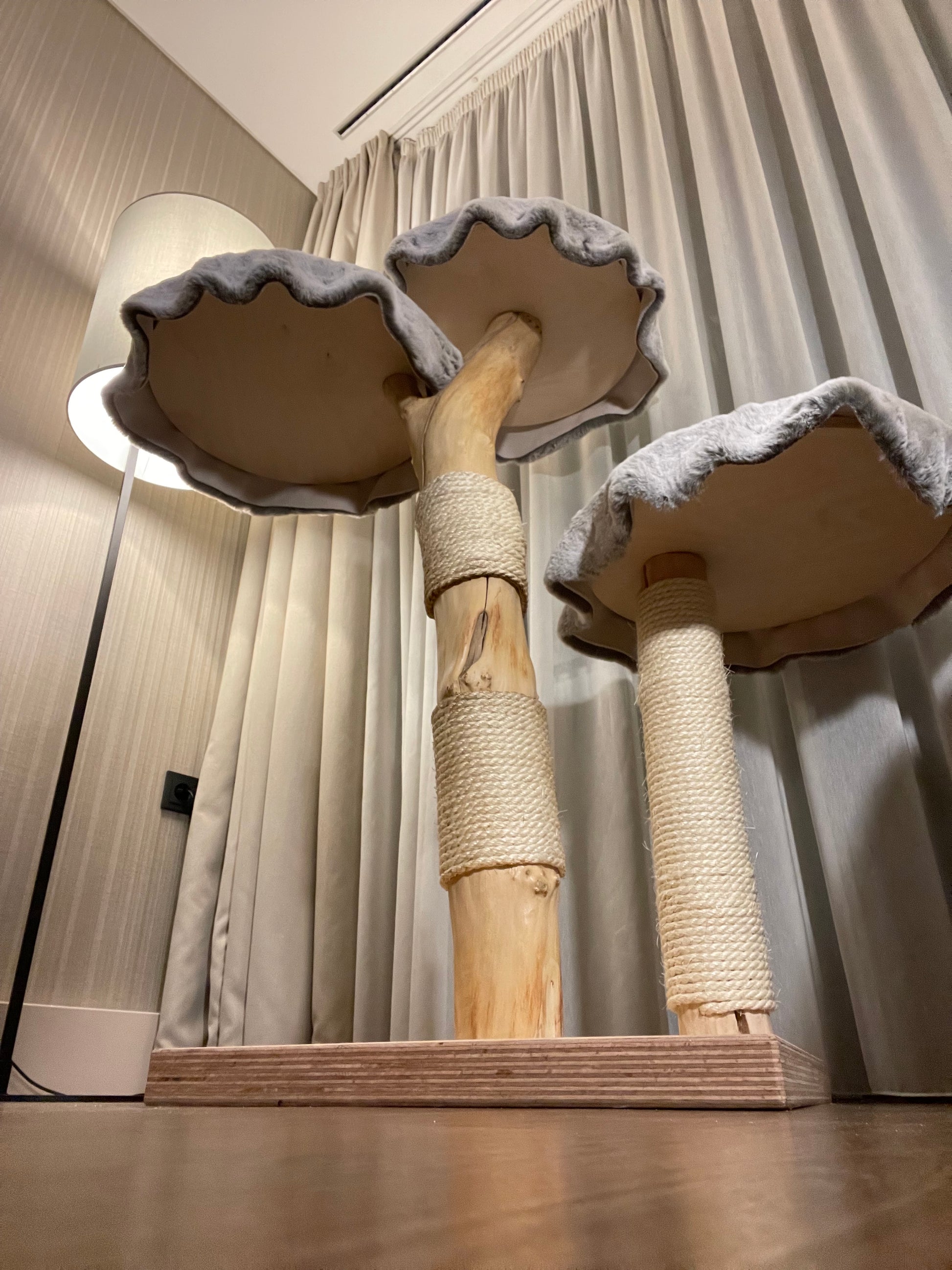 katzbaum manufaktur baden-baden, www.katzbaum-manufaktur.de, Handgefertigter Kratzstamm aus Naturholz – ein einzigartiges Unikat für Ihre Katze, perfekt zum Kratzen und Klettern. Katzbaum Manufaktur Baden-Baden. www.katzbaum-manufaktur.de, Naturkratzbaum, massiv, handarbeit, Unikat, Kratzstamm, Kratzbaum, Naturholz, Katzenhängematte, Katzenhöhle, Liegemulde, Katze, katzbaum manufaktur, www.katzbaum-manufaktur.de