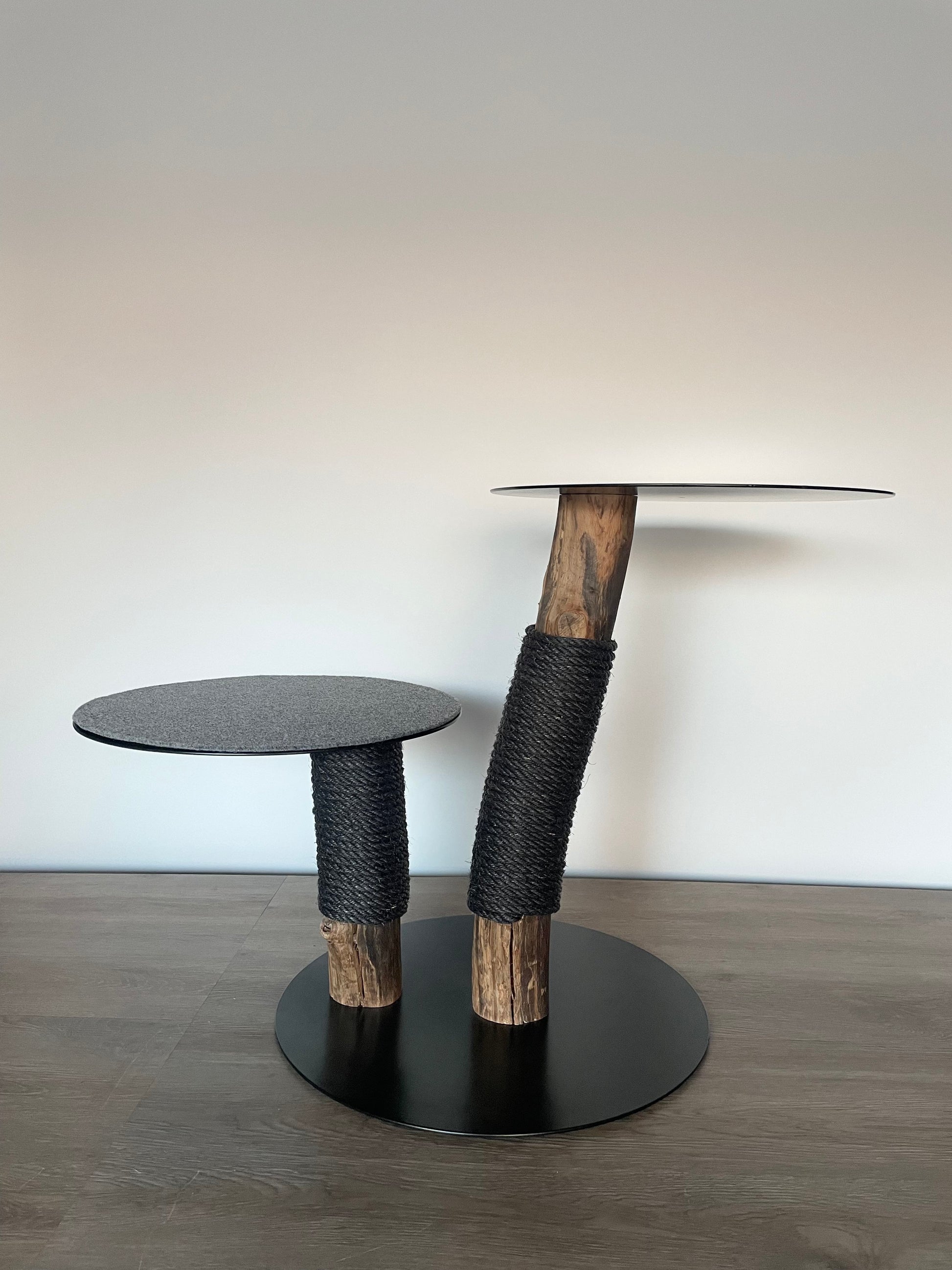 katzbaum manufaktur, www.katzbaum-manufaktur.de, Handgefertigter Kratzstamm aus Naturholz – ein einzigartiges Unikat für Ihre Katze, perfekt zum Kratzen und Klettern. Katzbaum Manufaktur Baden-Baden. www.katzbaum-manufaktur.de, Naturkratzbaum, massiv, handarbeit, Unikat, Kratzstamm, Kratzbaum, Naturholz, Katzenhängematte, Katzenhöhle, Liegemulde, Katze, katzbaum manufaktur, www.katzbaum-manufaktur.de