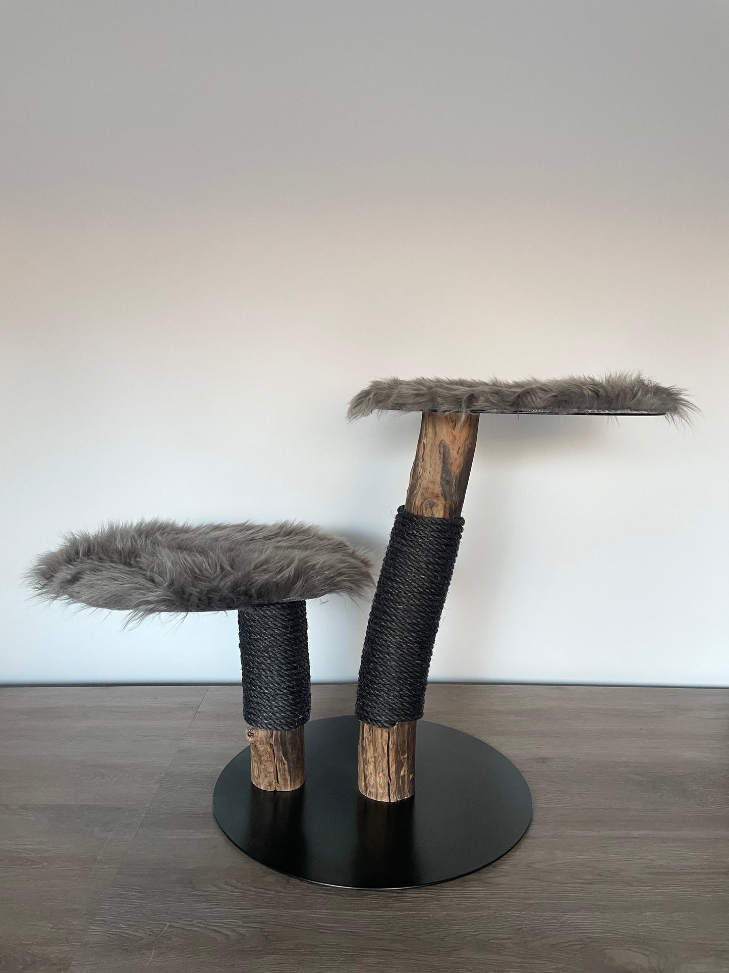 katzbaum manufaktur, www.katzbaum-manufaktur.de, Handgefertigter Kratzstamm aus Naturholz – ein einzigartiges Unikat für Ihre Katze, perfekt zum Kratzen und Klettern. Katzbaum Manufaktur Baden-Baden. www.katzbaum-manufaktur.de, Naturkratzbaum, massiv, handarbeit, Unikat, Kratzstamm, Kratzbaum, Naturholz, Katzenhängematte, Katzenhöhle, Liegemulde, Katze, katzbaum manufaktur, www.katzbaum-manufaktur.de