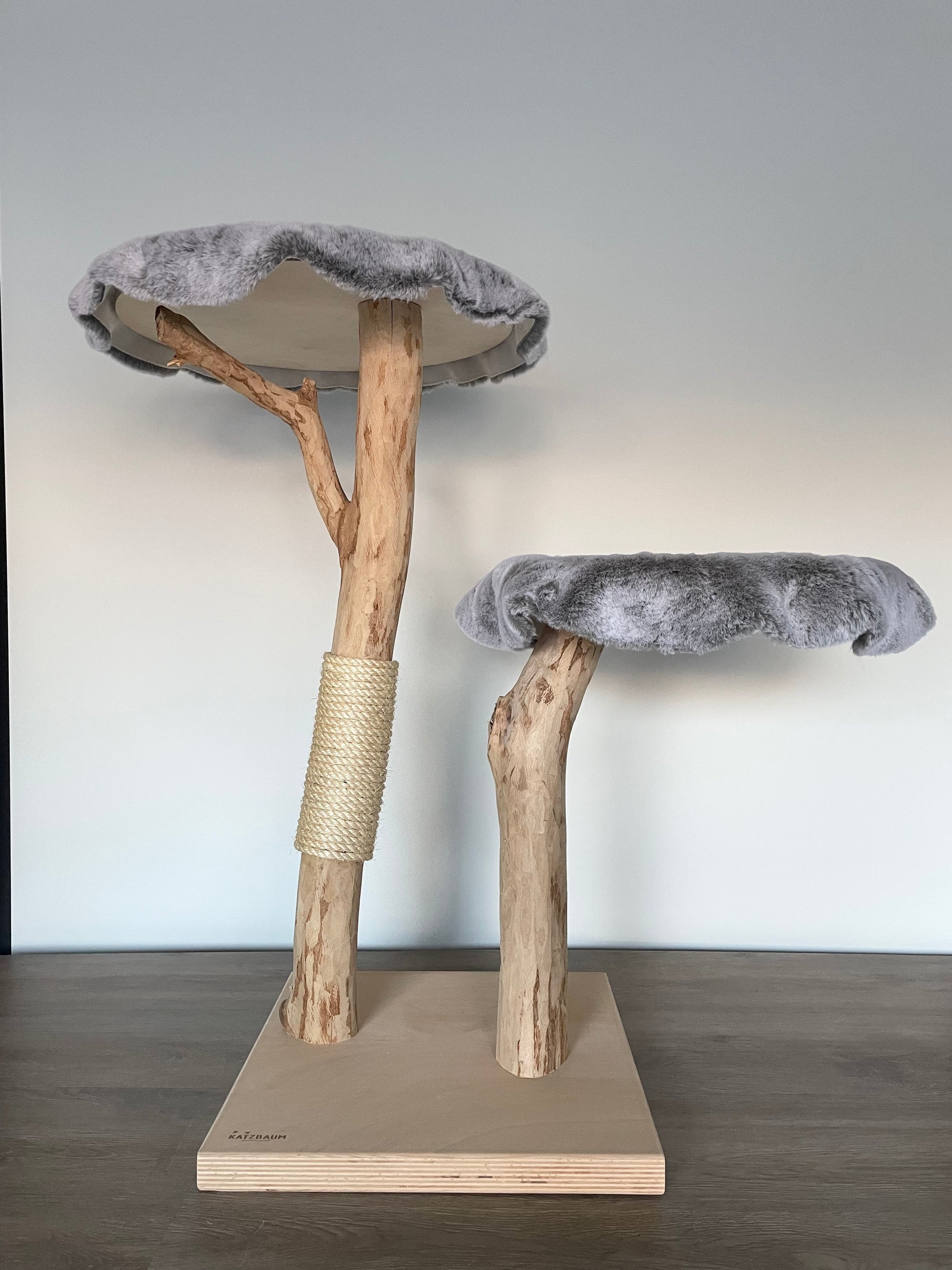 katzbaum manufaktur, www.katzbaum-manufaktur.de, Handgefertigter Kratzstamm aus Naturholz – ein einzigartiges Unikat für Ihre Katze, perfekt zum Kratzen und Klettern. Katzbaum Manufaktur Baden-Baden. www.katzbaum-manufaktur.de, Naturkratzbaum, massiv, handarbeit, Unikat, Kratzstamm, Kratzbaum, Naturholz, Katzenhängematte, Katzenhöhle, Liegemulde, Katze, katzbaum manufaktur, www.katzbaum-manufaktur.de