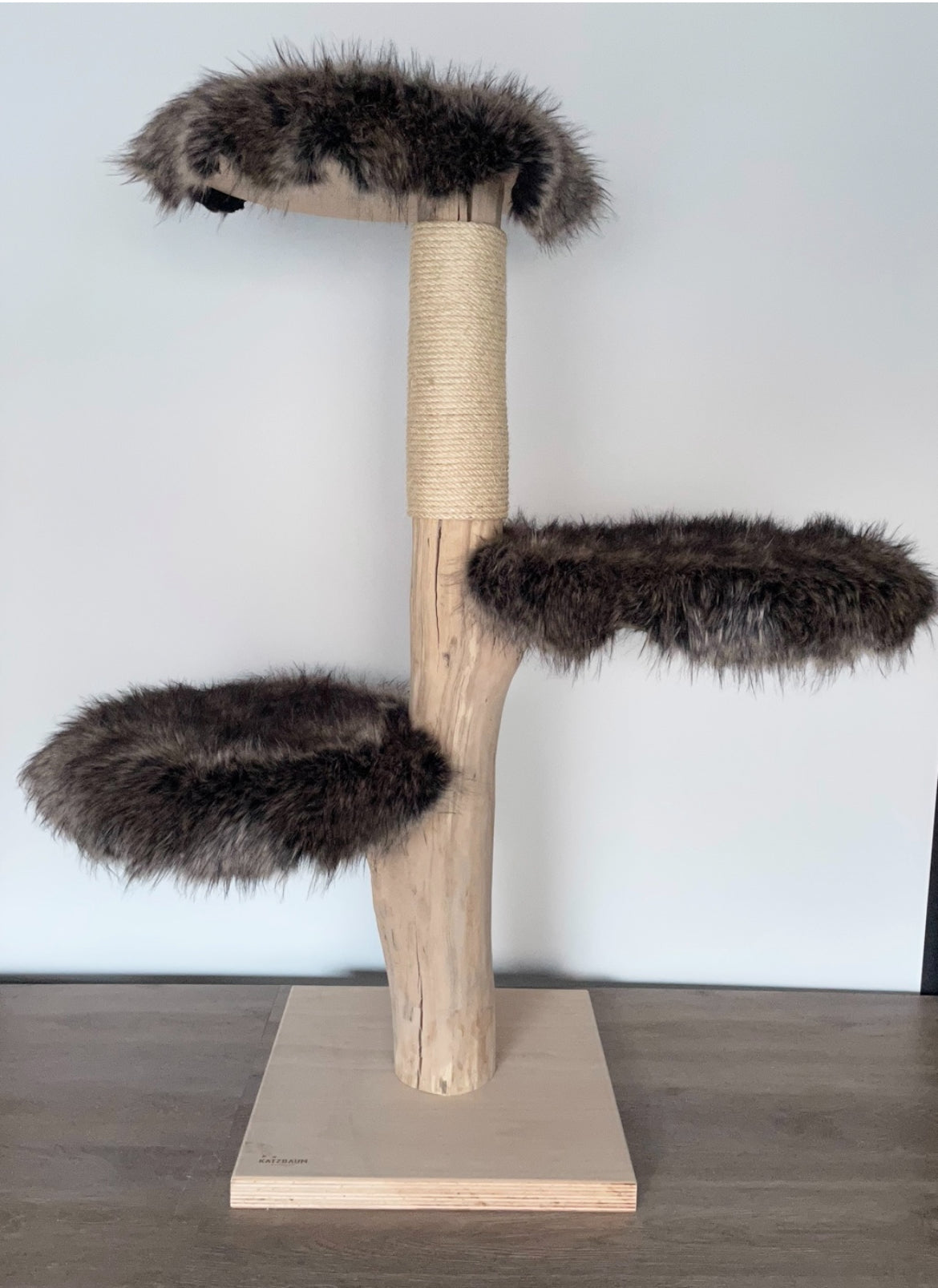 Kratzbaum Unikat mit mehreren Ebenen aus massivem Naturholz