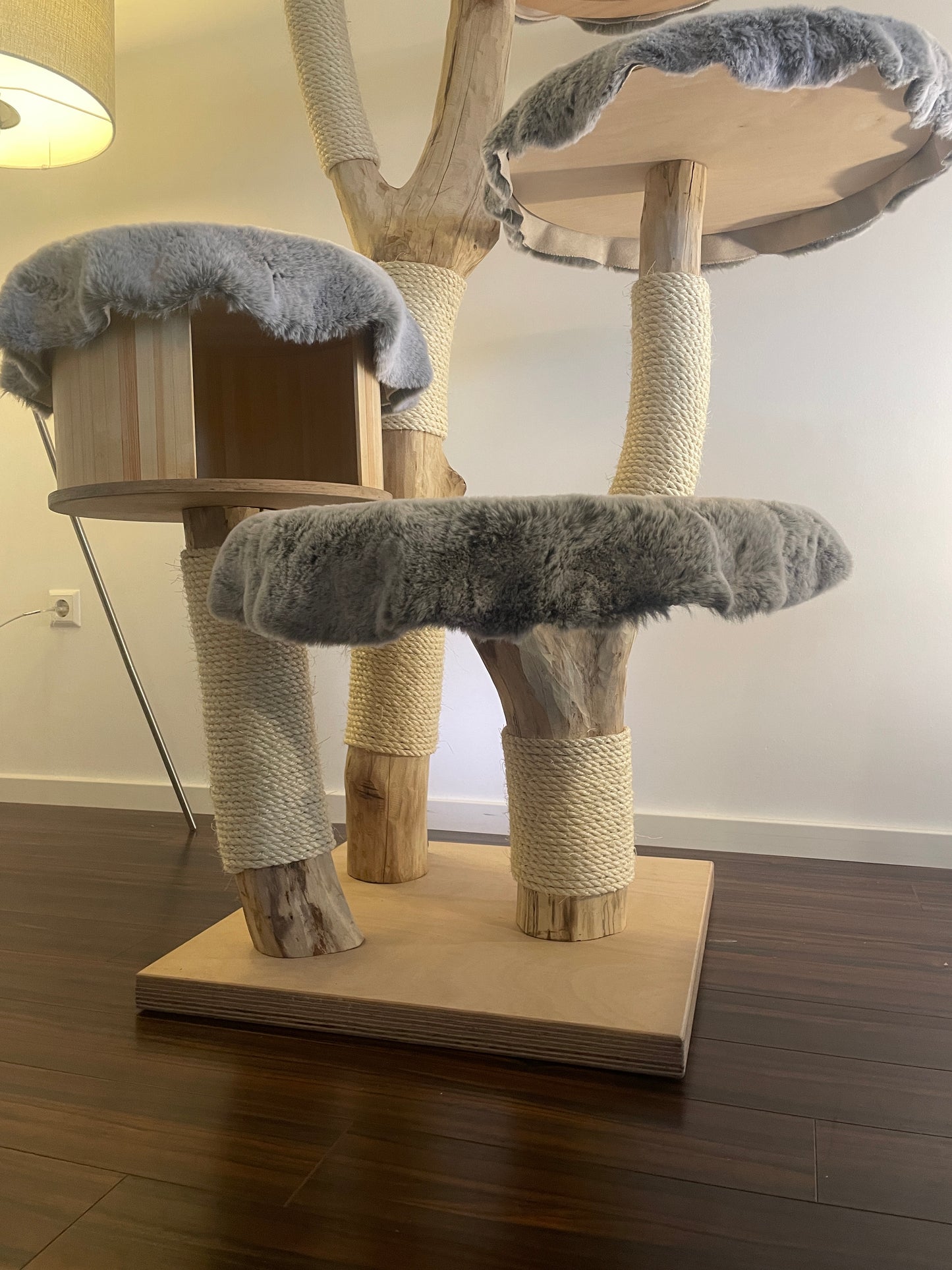 Katzbaum Manufaktur Baden-Baden. www.katzbaum-manufaktur.de, Naturkratzbaum, massiv, handarbeit, Unikat, Kratzbaum Naturholz