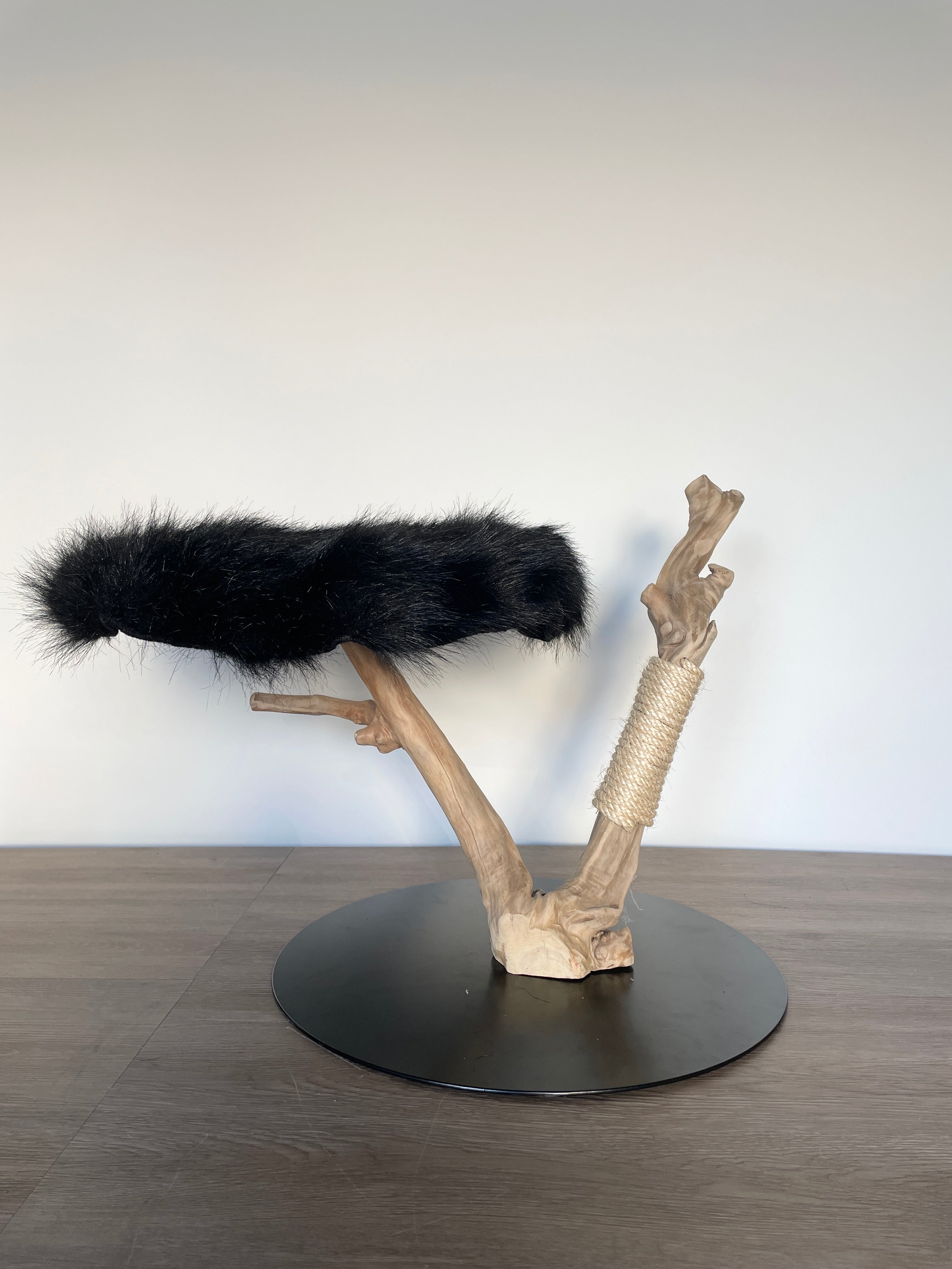 Kratzbaum Unikat mit mehreren Ebenen aus massivem Naturholz