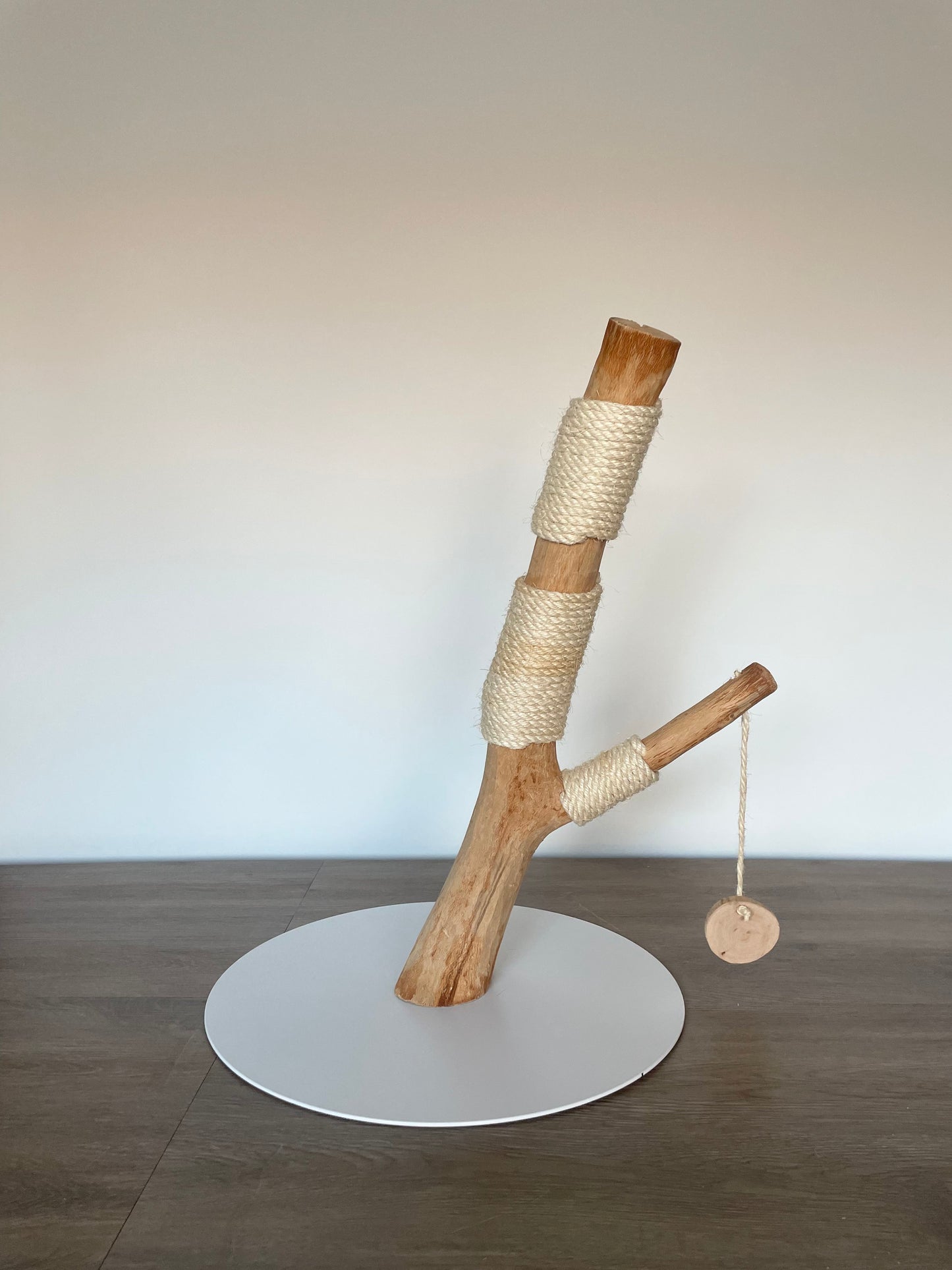 katzbaum manufaktur, www.katzbaum-manufaktur.de, Handgefertigter Kratzstamm aus Naturholz – ein einzigartiges Unikat für Ihre Katze, perfekt zum Kratzen und Klettern. Katzbaum Manufaktur Baden-Baden. www.katzbaum-manufaktur.de, Naturkratzbaum, massiv, handarbeit, Unikat, Kratzstamm, Kratzbaum, Naturholz, Katzenhängematte, Katzenhöhle, Liegemulde, Katze, katzbaum manufaktur, www.katzbaum-manufaktur.de