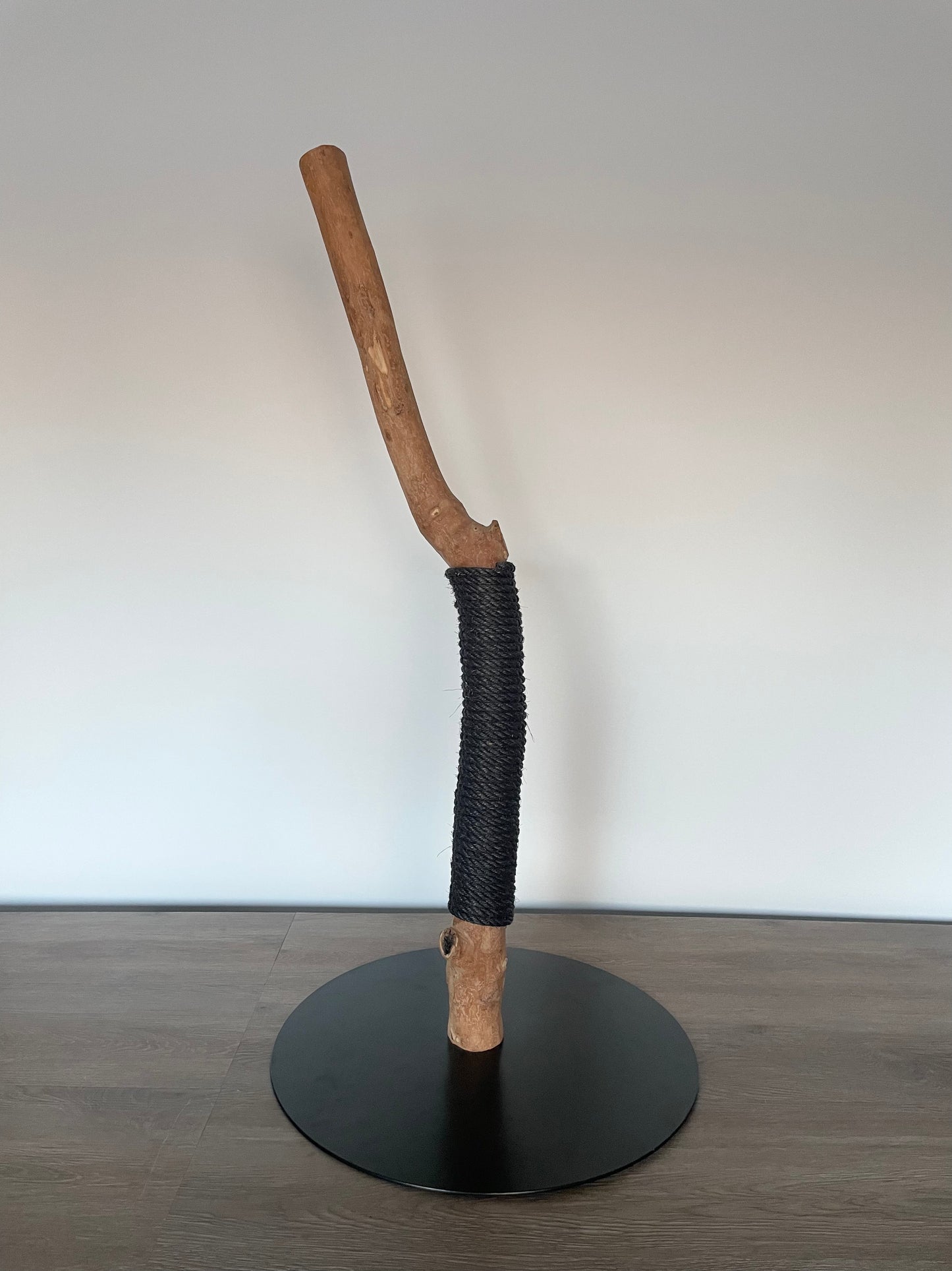 katzbaum manufaktur, www.katzbaum-manufaktur.de, Handgefertigter Kratzstamm aus Naturholz – ein einzigartiges Unikat für Ihre Katze, perfekt zum Kratzen und Klettern. Katzbaum Manufaktur Baden-Baden. www.katzbaum-manufaktur.de, Naturkratzbaum, massiv, handarbeit, Unikat, Kratzstamm, Kratzbaum, Naturholz, Katzenhängematte, Katzenhöhle, Liegemulde, Katze, katzbaum manufaktur, www.katzbaum-manufaktur.de