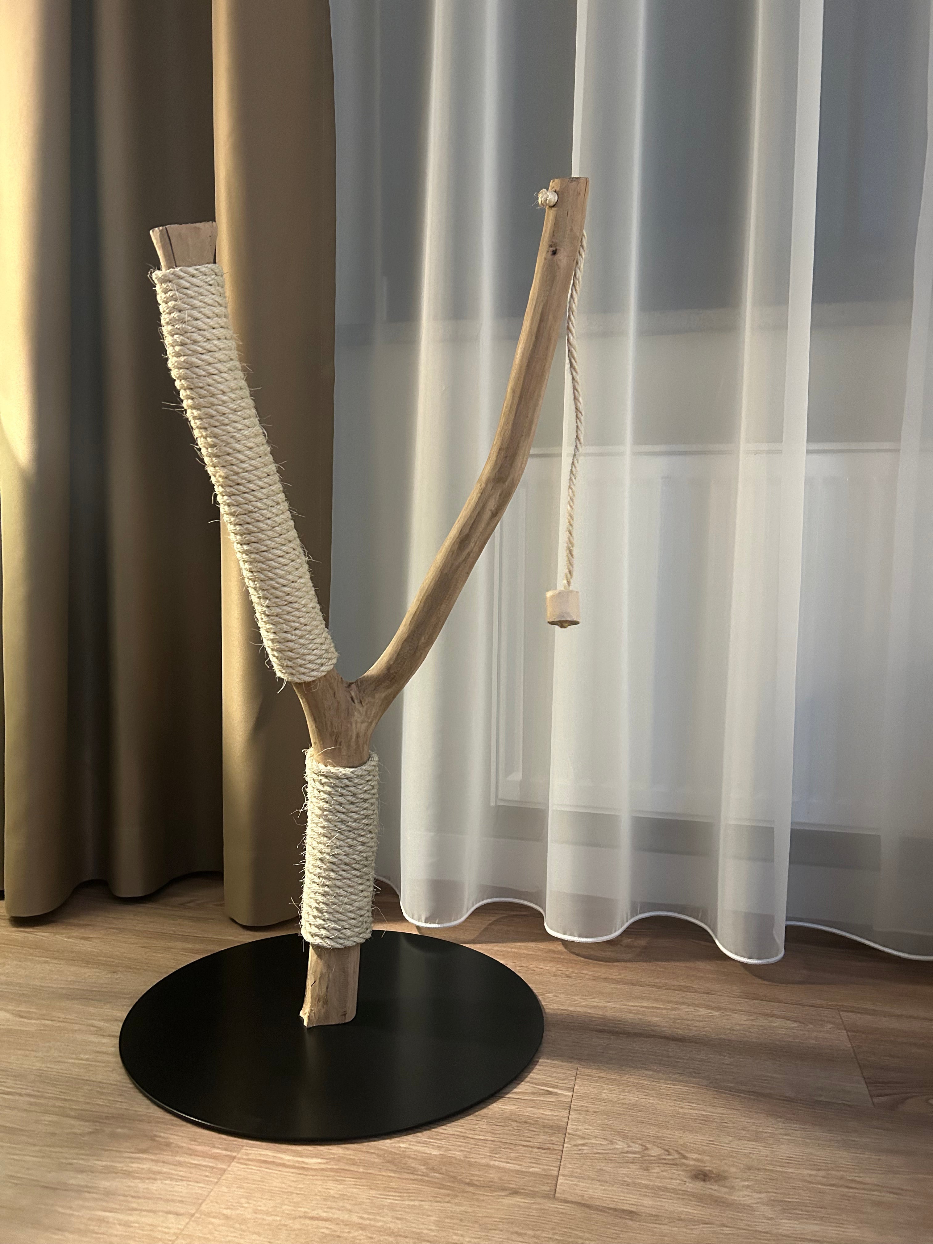 Massiver Naturholz Kratzstamm auf schwerer Metallplatte - Katzbaum Manufaktur