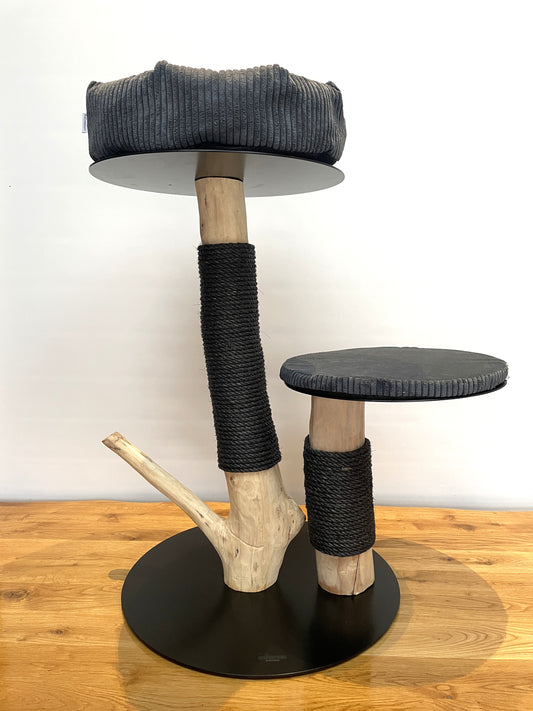 katzbaum manufaktur, www.katzbaum-manufaktur.de, Handgefertigter Kratzstamm aus Naturholz – ein einzigartiges Unikat für Ihre Katze, perfekt zum Kratzen und Klettern. Katzbaum Manufaktur Baden-Baden. www.katzbaum-manufaktur.de, Naturkratzbaum, massiv, handarbeit, Unikat, Kratzstamm, Kratzbaum, Naturholz, Katzenhängematte, Katzenhöhle, Liegemulde, Katze, katzbaum manufaktur, www.katzbaum-manufaktur.de