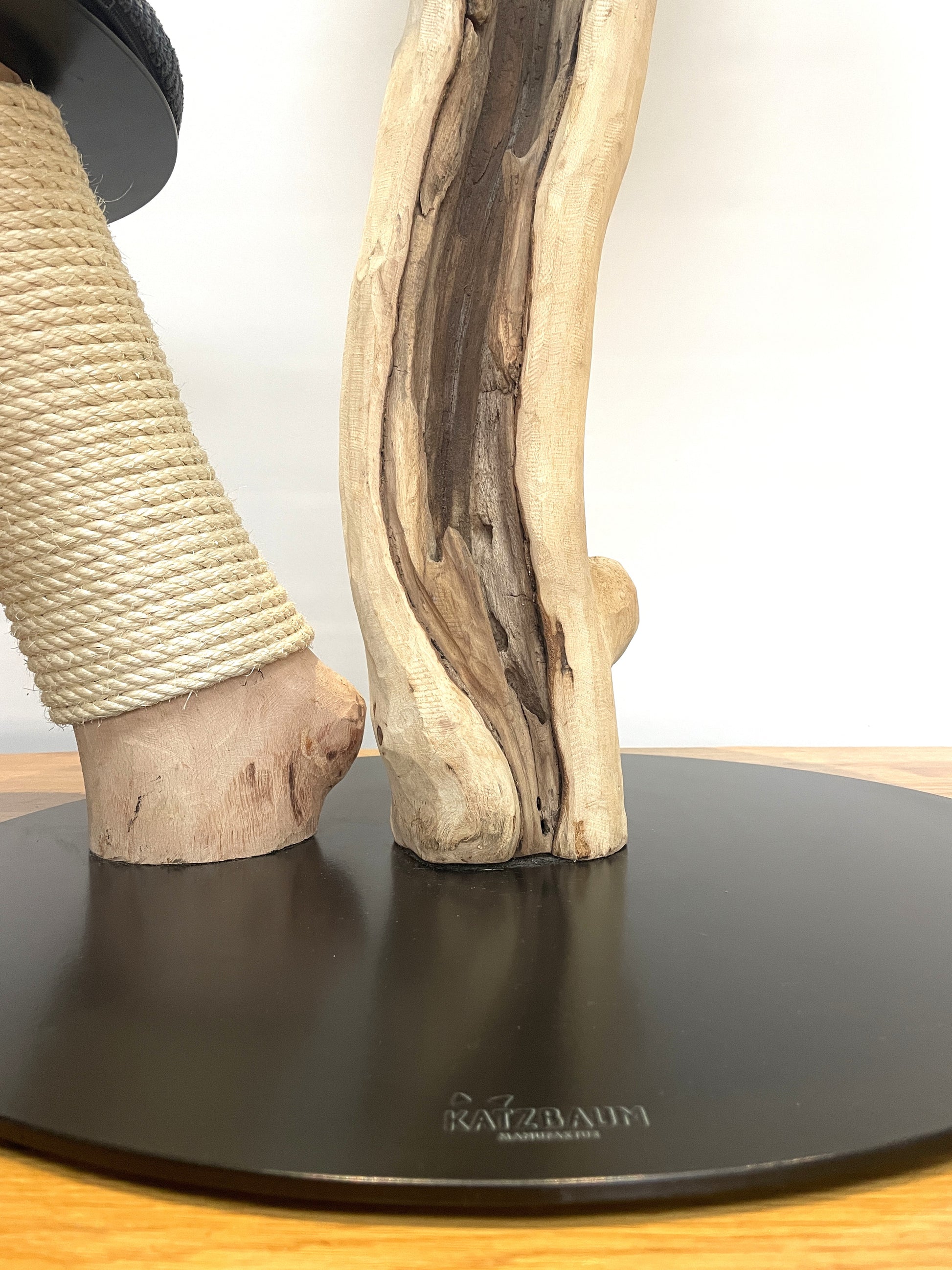 katzbaum manufaktur, www.katzbaum-manufaktur.de, Handgefertigter Kratzstamm aus Naturholz – ein einzigartiges Unikat für Ihre Katze, perfekt zum Kratzen und Klettern. Katzbaum Manufaktur Baden-Baden. www.katzbaum-manufaktur.de, Naturkratzbaum, massiv, handarbeit, Unikat, Kratzstamm, Kratzbaum, Naturholz, Katzenhängematte, Katzenhöhle, Liegemulde, Katze, katzbaum manufaktur, www.katzbaum-manufaktur.de