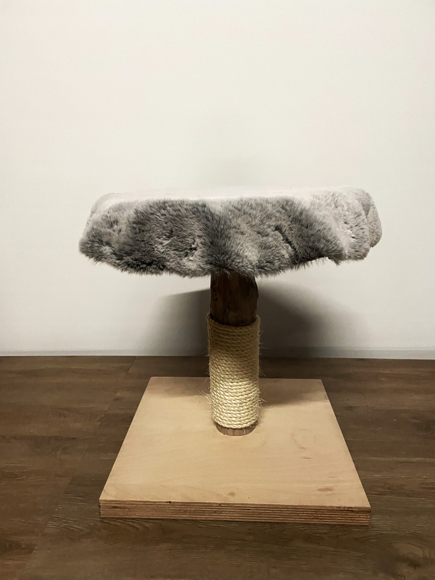 Katzbaum Manufaktur Baden-Baden. www.katzbaum-manufaktur.de, Naturkratzbaum, massiv, handarbeit, Unikat, Kratzbaum Naturholz