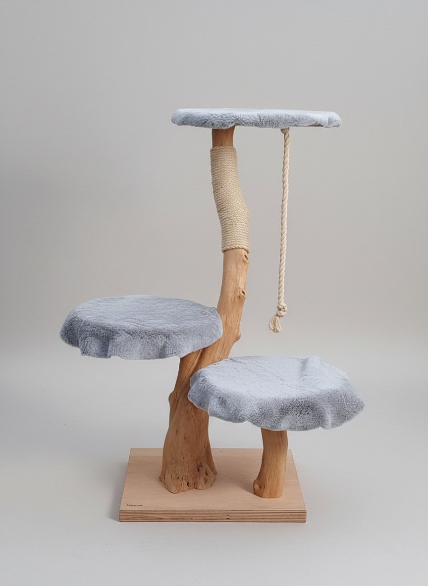 Ein Kratzbaum aus gewundenen Naturholz mit drei gepolsterte Liegeflächen in grau, einem integrierten Sisal-Bereich und einem hängenden Seit auf einer Holzbasis.