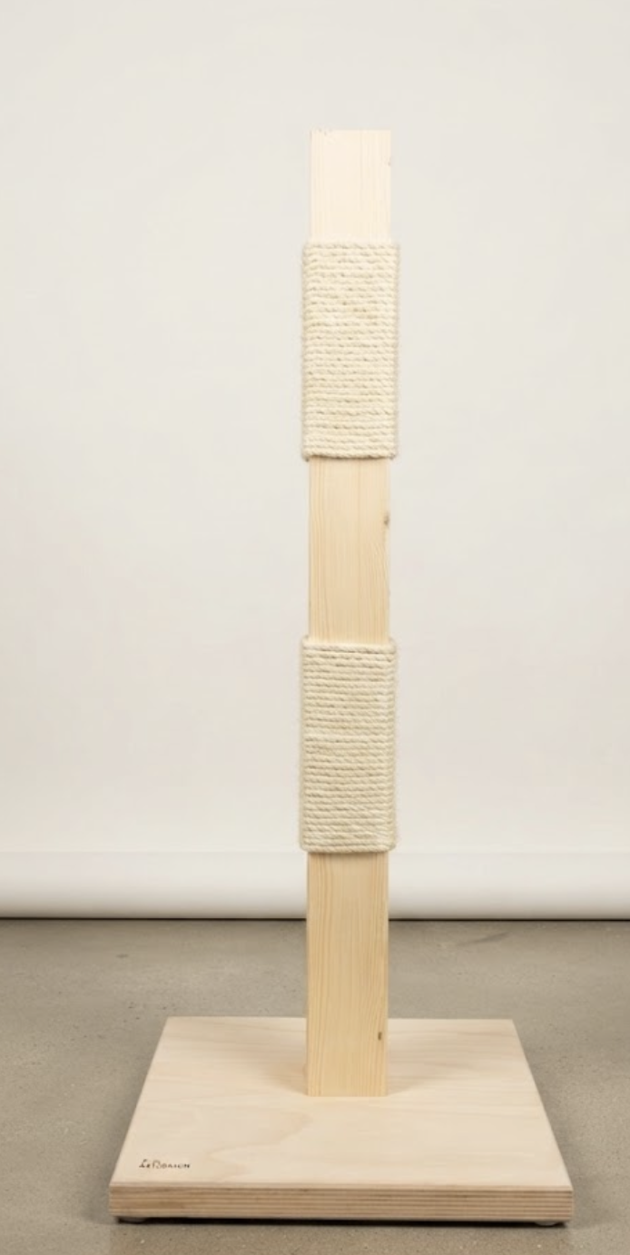 Handgefertigte eckige Kratzsäule mit Holz Buche Bodenplatte und Sisal-Umwicklung von Katzbaum Manufaktur