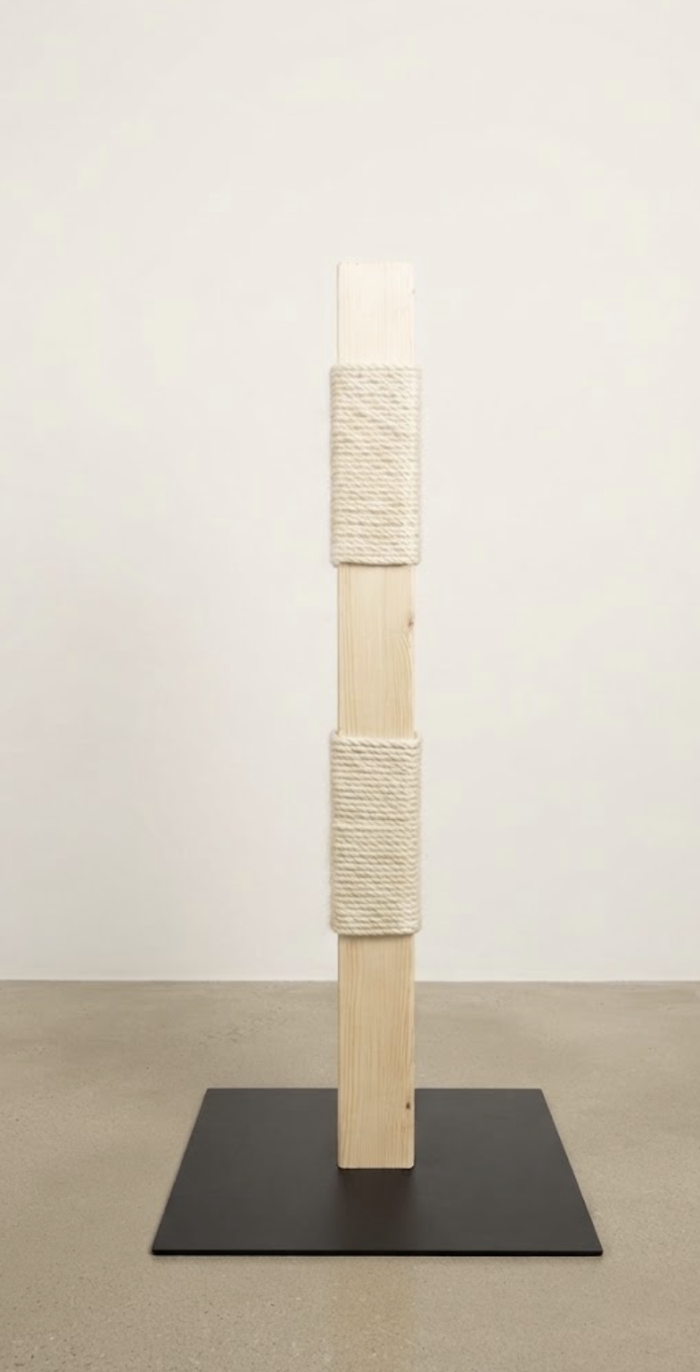 Handgefertigte eckige Kratzsäule mit schwarzer Bodenplatte und Sisal-Umwicklung von Katzbaum Manufaktur