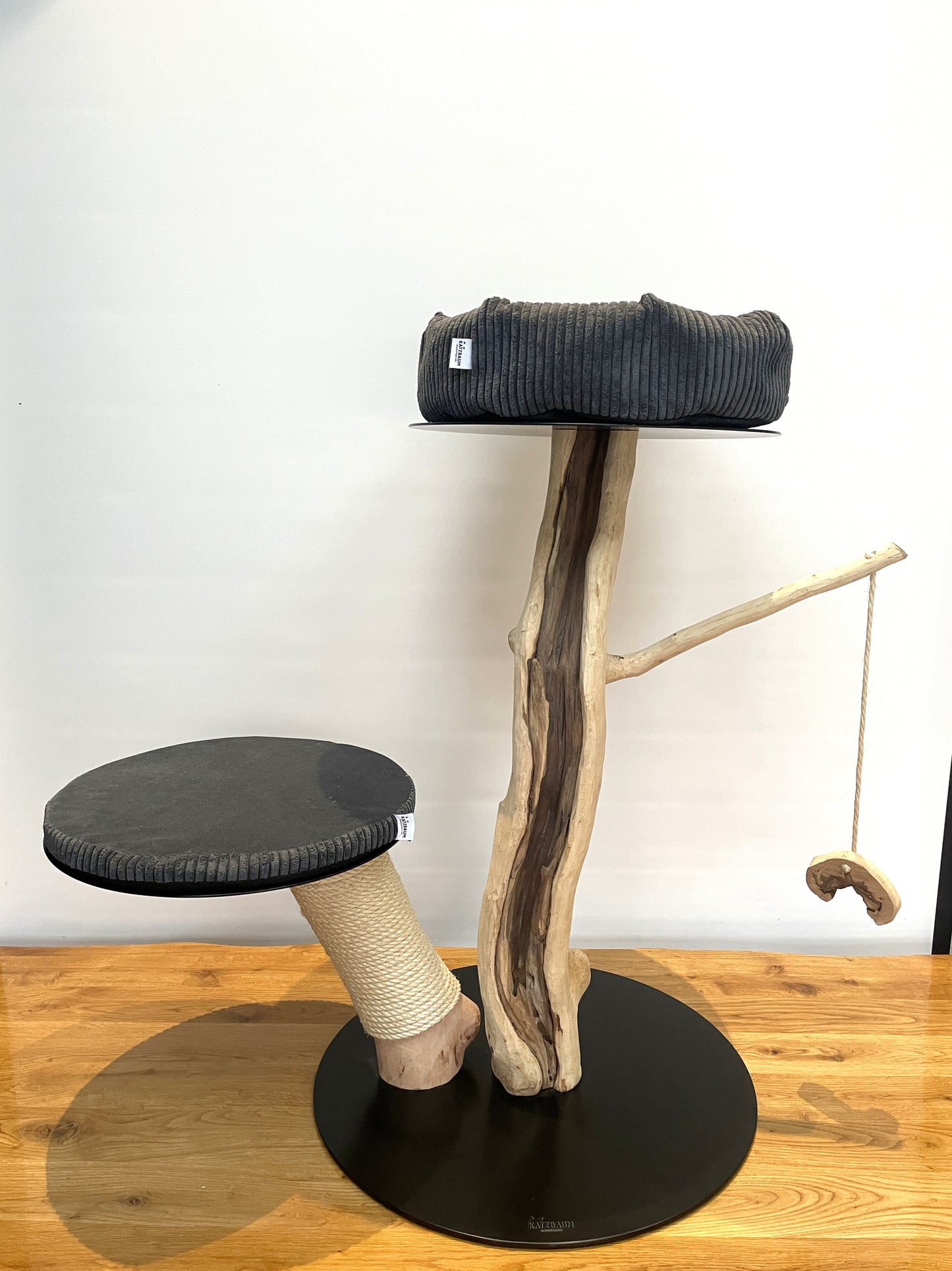 katzbaum manufaktur, www.katzbaum-manufaktur.de, Handgefertigter Kratzstamm aus Naturholz – ein einzigartiges Unikat für Ihre Katze, perfekt zum Kratzen und Klettern. Katzbaum Manufaktur Baden-Baden. www.katzbaum-manufaktur.de, Naturkratzbaum, massiv, handarbeit, Unikat, Kratzstamm, Kratzbaum, Naturholz, Katzenhängematte, Katzenhöhle, Liegemulde, Katze, katzbaum manufaktur, www.katzbaum-manufaktur.de