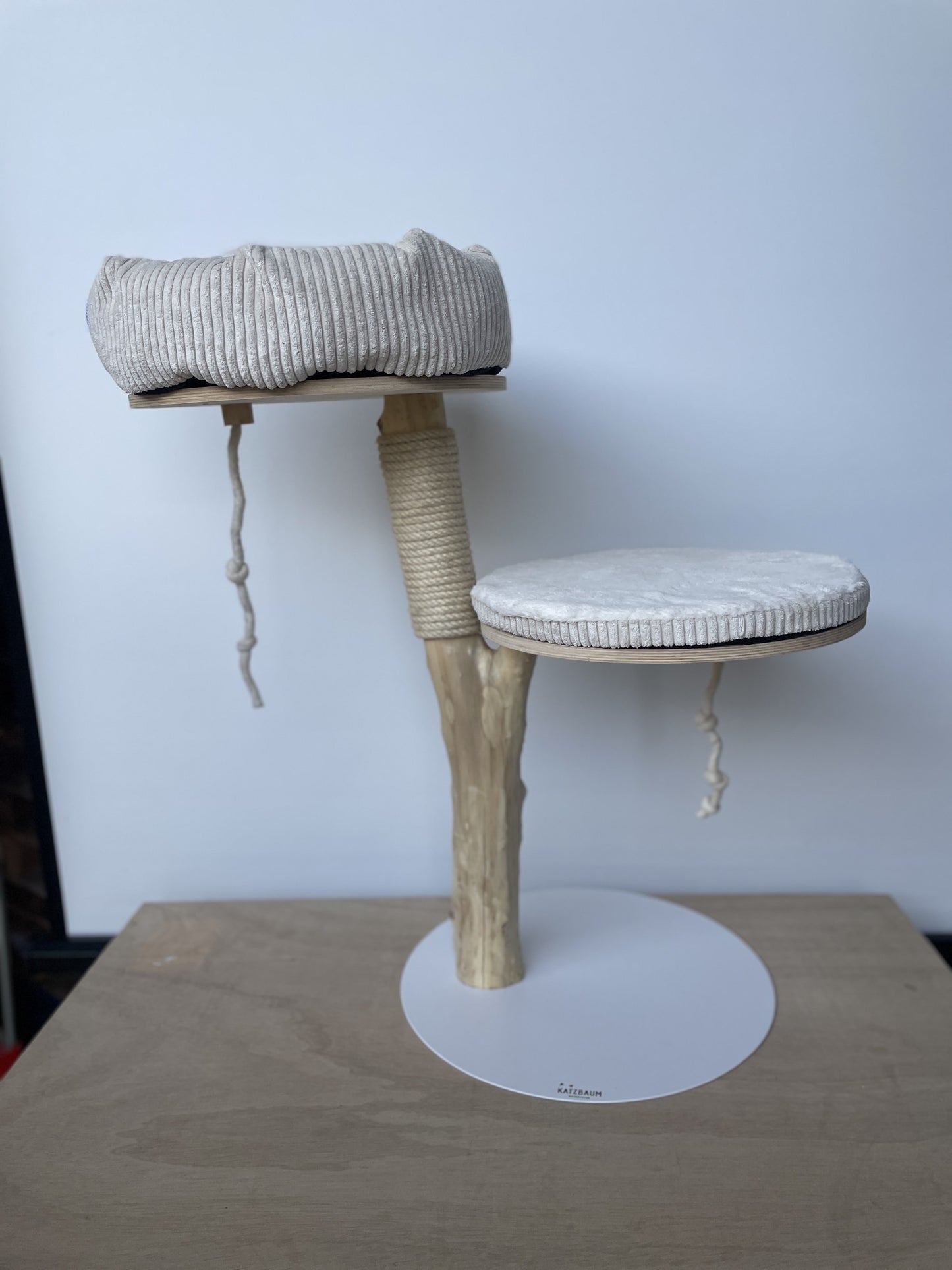 Hochwertiger Naturkratzbaum mit beigem Cord-Bezug und gemütlichem Kuschelbett. Stabil durch die 50cm Metallplatte, ideal für moderne Wohnkonzepte.
