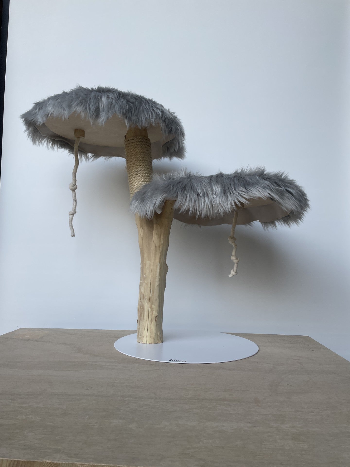Handgefertigter Naturkratzbaum mit grauem Langhaarfell auf zwei Ebenen (53cm und 80cm). Maximale Stabilität durch die 50cm Metallbodenplatte.