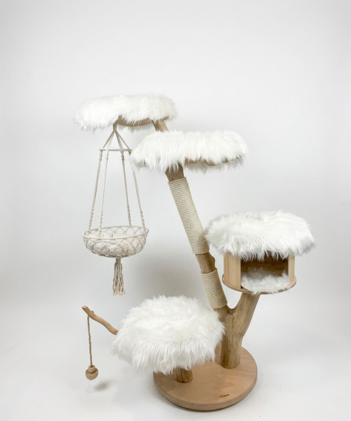 Luxuriöser Naturkratzbaum der Katzbaum-Manufaktur mit integrierter Kuschelhöhle, hängender Spielschaukel und drei weichen Liegeflächen aus Plüsch auf stabiler Echtholz-Konstruktion.