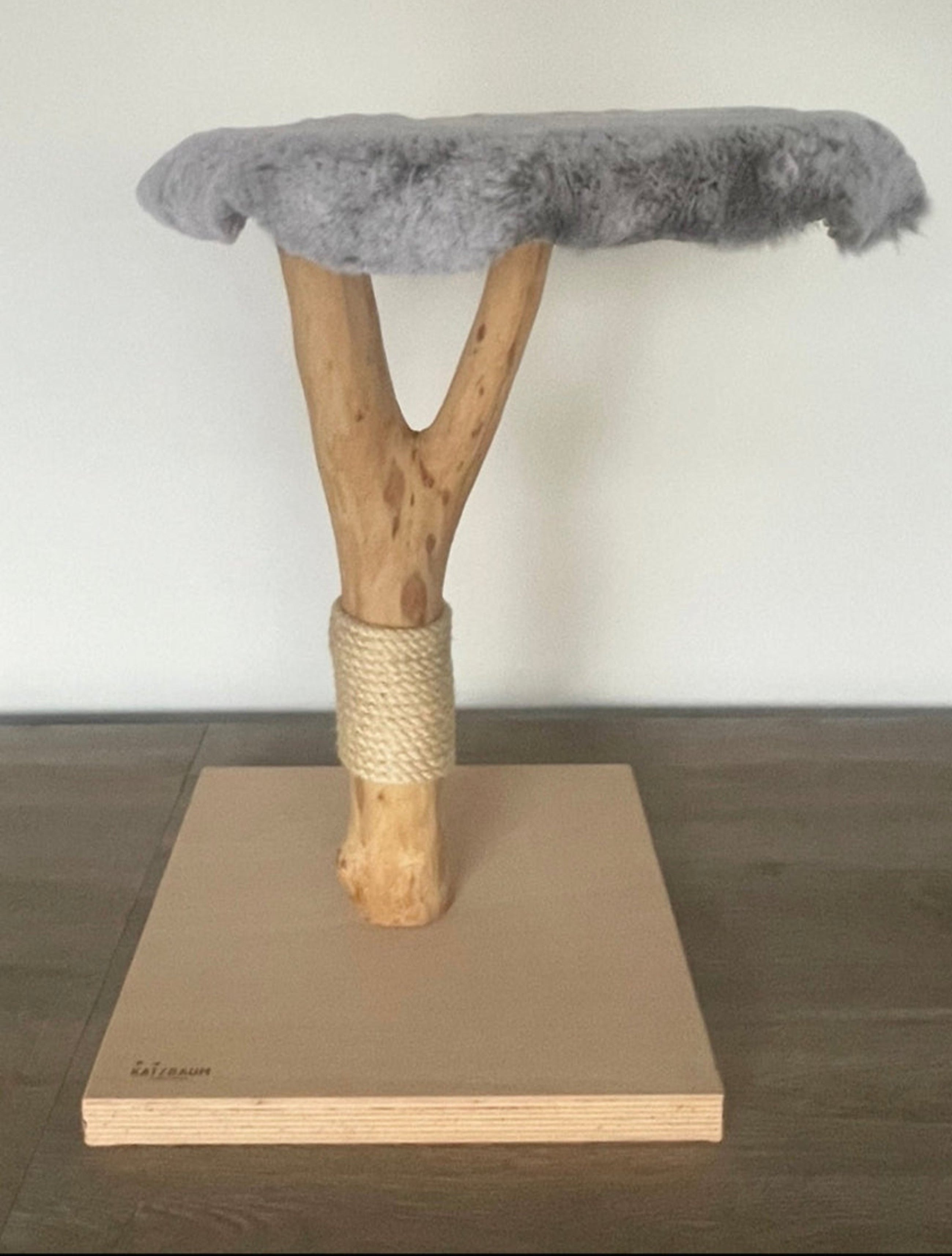Kratzbaum Unikat mit mehreren Ebenen aus massivem Naturholz